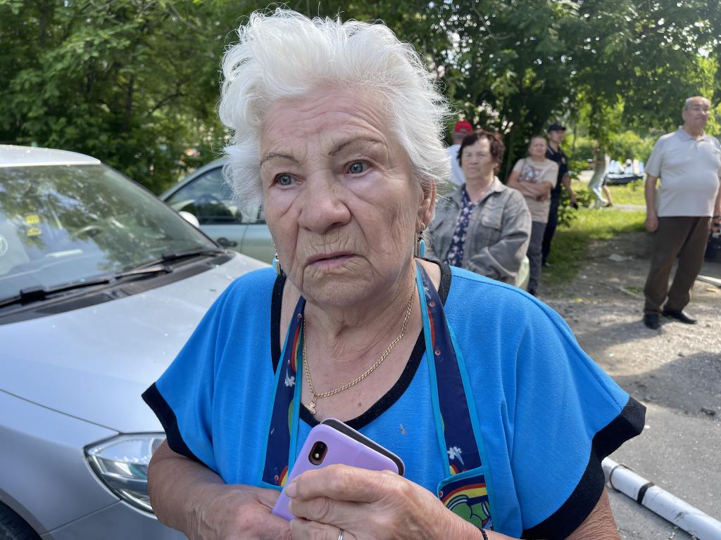 Светлана Волкова рассказала, что от взрыва газа выбило стекла на ее балконе. Фото: Анна Куприянова, "Глобус" Светлана Волкова рассказала, что от взрыва газа выбило стекла на ее балконе. Фото: Анна Куприянова, "Глобус"