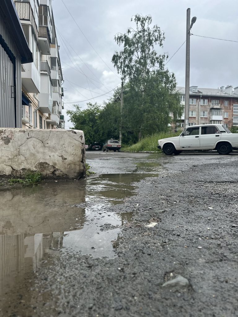 По двору бежит вода. Фото: Мария Шевнина, «Вечерний Краснотурьинск» По двору бежит вода. Фото: Мария Шевнина, «Вечерний Краснотурьинск»