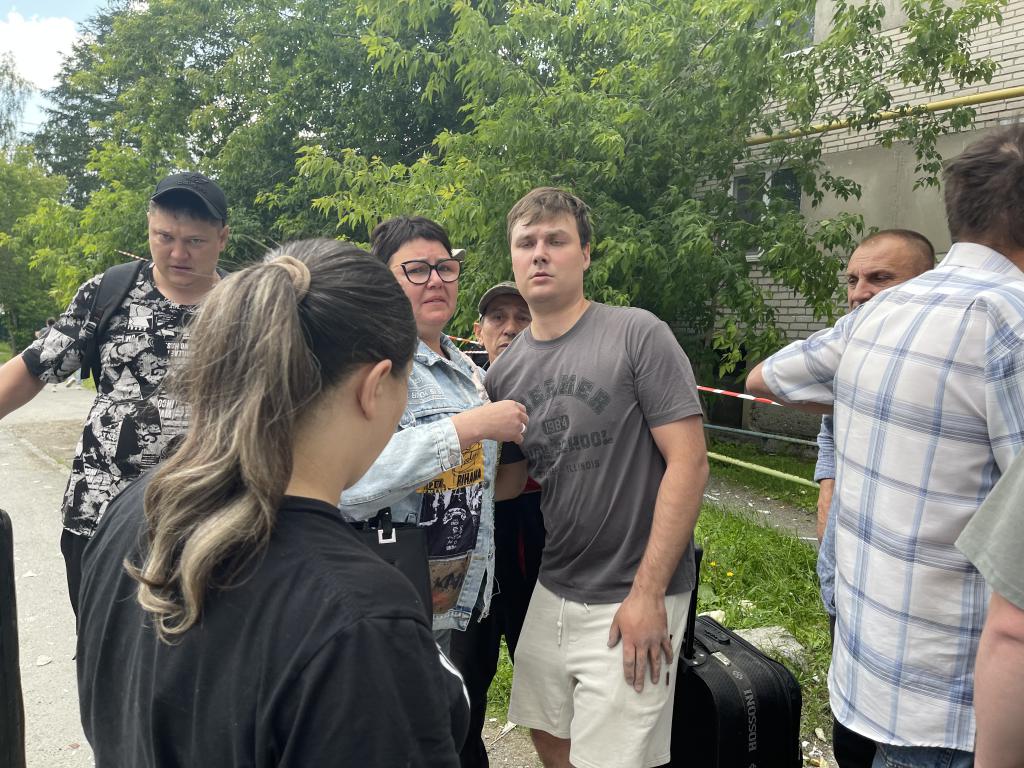 Марат Мухутдинов (в центре) жил в квартире на пятом этаже. Взрыв газа произошел в соседней квартире. Фото: Анна Куприянова, "Глобус" Марат Мухутдинов жил в квартире на пятом этаже. Взрыв газа произошел в соседней квартире. Фото: Анна Куприянова, "Глобус"
