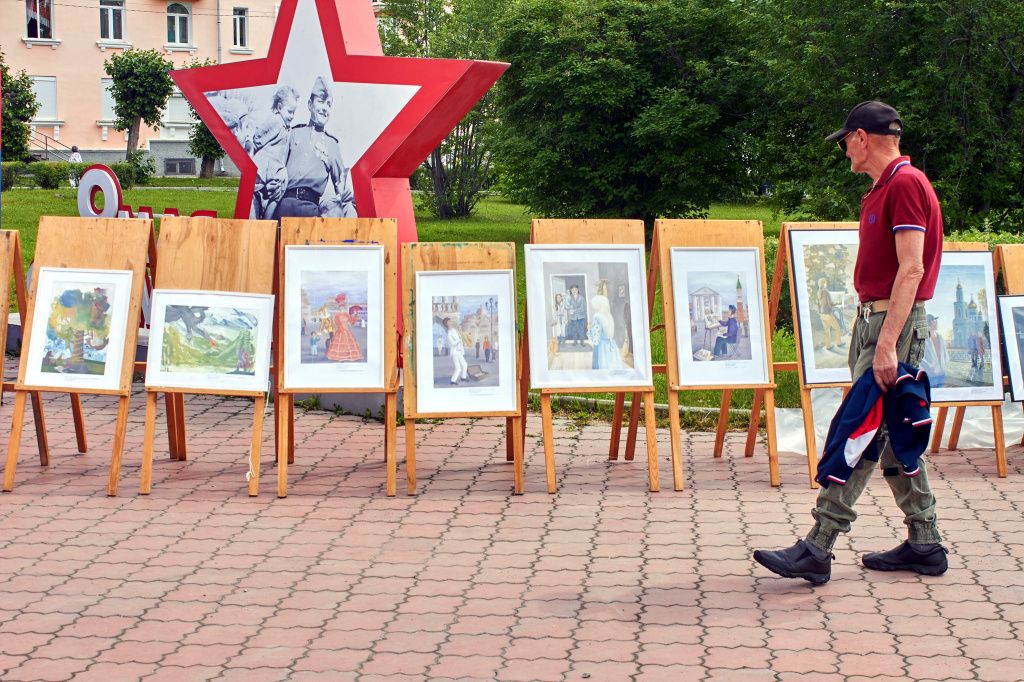 На Бульваре Мира работала выставка работ выпускников художественной школы. Фото: Вадим Аминов, «Вечерний Краснотурьинск» На Бульваре Мира работала выставка работ выпускников художественной школы. Фото: Вадим Аминов, «Вечерний Краснотурьинск»