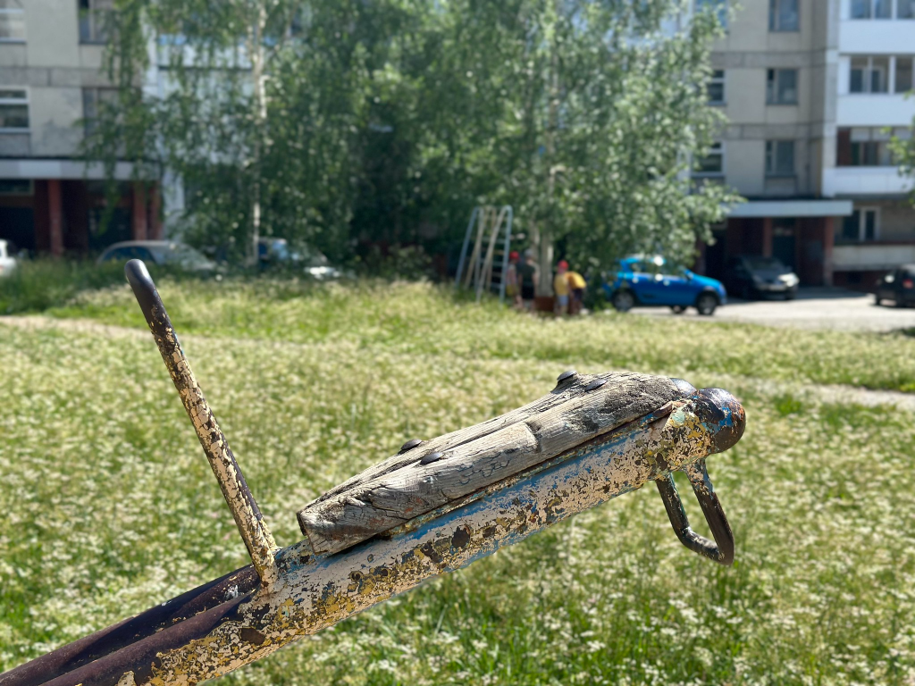 Местная детвора говорит, что качаться на таких качелях неудобно: мешает заклепка, выступающая из сиденья. На других качелях одного сиденья вообще нет. Фото: Мария Шевнина, «Вечерний Краснотурьинск» Местная детвора говорит, что качаться на таких качелях неудобно: мешает заклепка, выступающая из сиденья. На других качелях одного сиденья вообще нет. Фото: Мария Шевнина, «Вечерний Краснотурьинск»