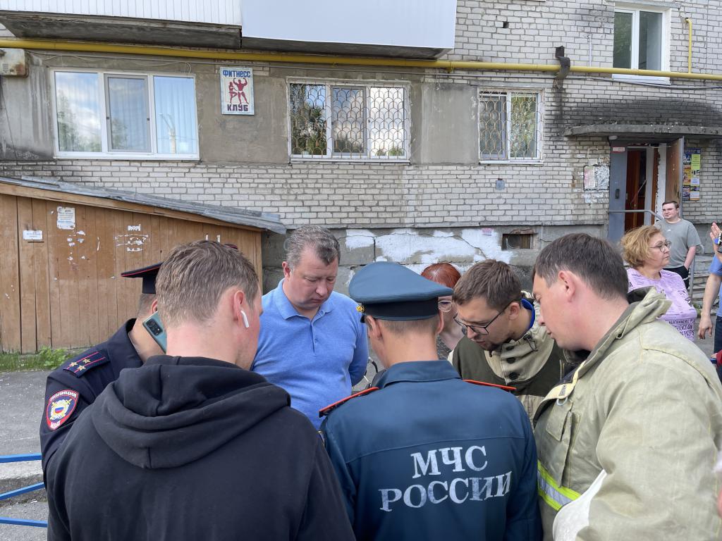 У дома собрались руководители различных ведомств и глава Серова Василий Сизиков. Фото: Анна Куприянова, "Глобус" У дома собрались руководители различных ведомств и глава Серова Василий Сизиков. Фото: Анна Куприянова, "Глобус"