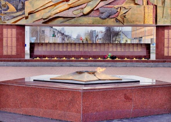 Ветер и ливень погасили Вечный огонь 