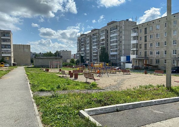 Уже пять лет жители Ленина, 51, 53 ждут, когда в их дворе высадят деревья